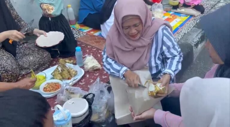 Ratusan warga Dusun Muneng, Kelurahan Sidomulyo, Kecamatan Ungaran Timur, menggelar tradisi kupatan pada Senin (15/6/2026) petang untuk menyambut Tahun Baru Islam atau malam 1 Suro. Tradisi turun-temurun yang diawali doa bersama dan azan ke empat penjuru mata angin itu dilaksanakan sebagai ungkapan syukur, doa keselamatan, serta upaya melestarikan warisan leluhur yang telah berlangsung selama puluhan tahun.