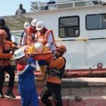 PT Pertamina Patra Niaga menggelar simulasi keadaan darurat terintegrasi di kawasan Integrated Terminal Semarang untuk menguji kesiapsiagaan menghadapi kebocoran minyak, kebakaran kapal nelayan, hingga evakuasi korban. Kegiatan yang melibatkan Basarnas, TNI, Polri, BPBD, tenaga kesehatan, dan masyarakat ini dilakukan guna memperkuat koordinasi lintas sektor serta memastikan penanganan darurat berjalan cepat dan efektif.