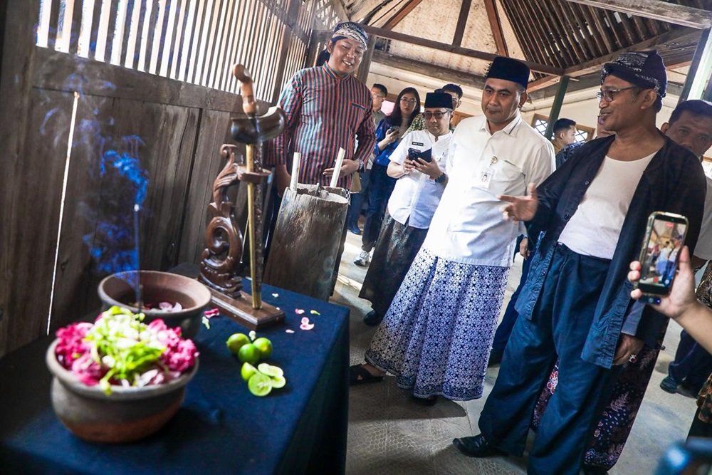 Desa Kranggan di Kecamatan Polanharjo, Kabupaten Klaten, mendapat apresiasi dari Wakil Gubernur Jawa Tengah Taj Yasin Maimoen karena berhasil mengembangkan potensi desa melalui kolaborasi pemerintah, masyarakat, perguruan tinggi, dan BUMDes. Saat menghadiri Festival Pande Besi dan Opor Bebek, Jumat (26/6), Taj Yasin meminta seluruh OPD menjadikan desa tersebut sebagai rujukan Program Desa Dampingan guna mempercepat kemandirian dan kesejahteraan masyarakat.