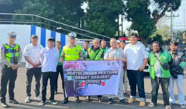 PT Jasa Raharja Kantor Wilayah Jawa Tengah bersama Satlantas Polres Salatiga dan PMI menggelar Pelatihan Pertolongan Pertama Gawat Darurat (PPGD) di Satlantas Polres Salatiga pada Jumat (26/6/2026). Pelatihan yang diikuti pengemudi ojek online, pedagang, dan masyarakat ini bertujuan meningkatkan kemampuan memberikan pertolongan pertama kepada korban kecelakaan lalu lintas sebelum tenaga medis tiba, sekaligus memperkuat budaya keselamatan dan pemahaman tentang perlindungan dasar melalui SWDKLLJ.