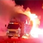 Sebuah truk pengangkut paket tujuan Flores, Nusa Tenggara Timur, terbakar di ruas Tol Semarang–Solo KM 464+500 A pada Sabtu (27/6/2026) dini hari. Kebakaran diduga dipicu patahnya as roda yang memunculkan api dari bagian ban hingga merambat ke bodi dan menghanguskan muatan. Dua armada Damkar Kota Salatiga bersama sejumlah instansi berhasil memadamkan api, sementara tidak ada korban jiwa dan penyebab pasti masih diselidiki.
