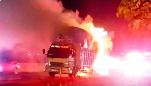 Sebuah truk pengangkut paket tujuan Flores, Nusa Tenggara Timur, terbakar di ruas Tol Semarang–Solo KM 464+500 A pada Sabtu (27/6/2026) dini hari. Kebakaran diduga dipicu patahnya as roda yang memunculkan api dari bagian ban hingga merambat ke bodi dan menghanguskan muatan. Dua armada Damkar Kota Salatiga bersama sejumlah instansi berhasil memadamkan api, sementara tidak ada korban jiwa dan penyebab pasti masih diselidiki.