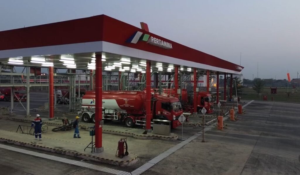 Pertamina Patra Niaga Regional Jawa Bagian Tengah menambah stok Pertalite hingga 18 persen di seluruh SPBU Jawa Tengah dan Daerah Istimewa Yogyakarta selama libur sekolah 22 Juni hingga 3 Juli 2026 untuk mengantisasi lonjakan konsumsi BBM akibat meningkatnya kunjungan wisatawan. Penambahan pasokan dilakukan di jalur utama dan kawasan wisata, disertai penguatan distribusi, pengaturan antrean, serta koordinasi dengan pemerintah daerah dan kepolisian guna memastikan kebutuhan energi masyarakat tetap terpenuhi.