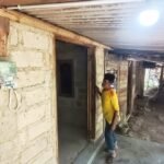 Rumah pasangan lansia Muhroji (73) dan Munarti (65) di Dusun Pledokan, Desa Pledokan, Kecamatan Sumowono, Kabupaten Semarang, akhirnya mendapat sambungan listrik pada Kamis (23/7/2026) setelah sekitar 20 tahun hidup tanpa aliran listrik. Penyambungan dilakukan menyusul koordinasi Pemerintah Kabupaten Semarang, Pemerintah Desa Pledokan, Kecamatan Sumowono, dan PLN, sehingga keluarga tersebut kini dapat menikmati penerangan listrik untuk kebutuhan sehari-hari dan mendukung proses belajar anak mereka.