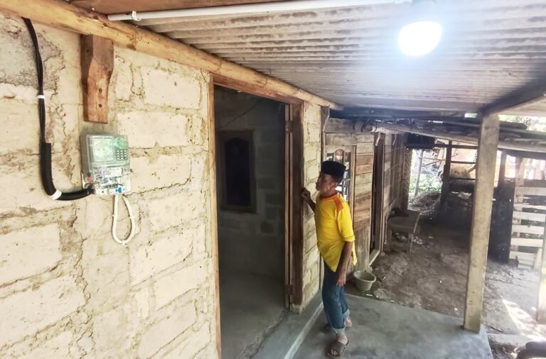 Rumah pasangan lansia Muhroji (73) dan Munarti (65) di Dusun Pledokan, Desa Pledokan, Kecamatan Sumowono, Kabupaten Semarang, akhirnya mendapat sambungan listrik pada Kamis (23/7/2026) setelah sekitar 20 tahun hidup tanpa aliran listrik. Penyambungan dilakukan menyusul koordinasi Pemerintah Kabupaten Semarang, Pemerintah Desa Pledokan, Kecamatan Sumowono, dan PLN, sehingga keluarga tersebut kini dapat menikmati penerangan listrik untuk kebutuhan sehari-hari dan mendukung proses belajar anak mereka.