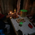 Selama hampir 20 tahun, keluarga Muhroji di Dusun Rejowinangun, Desa Pledokan, Kecamatan Sumowono, Kabupaten Semarang, hidup tanpa aliran listrik meski tiang listrik telah berdiri di dekat rumah mereka. Hingga Rabu (22/7/2026), permohonan pemasangan listrik belum terealisasi karena diperlukan penambahan jaringan. Kondisi ekonomi yang terbatas membuat keluarga tersebut bertahan menggunakan sentir berbahan bakar minyak goreng sebagai penerangan setiap malam.