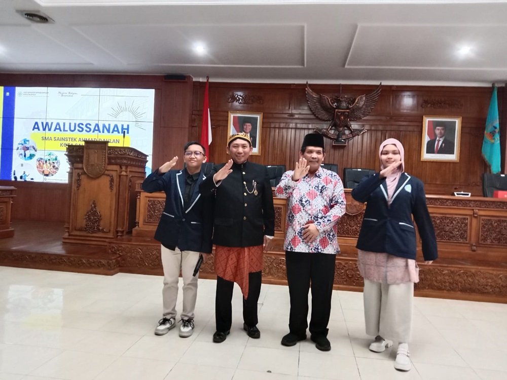 SMA Sainstek Ahmad Dahlan Salatiga menggelar kegiatan Awalussanah di Gedung DPRD Kota Salatiga, Sabtu (11/7/2026), dengan penyampaian materi menggunakan bahasa Inggris dan Indonesia. Kegiatan ini bertujuan memperkenalkan program sekolah, guru, dan siswa baru sekaligus menegaskan komitmen membangun sekolah modern berbasis sains, teknologi, riset, serta nilai-nilai Al-Qur'an dan Al-Hadits untuk menyiapkan lulusan berdaya saing global.