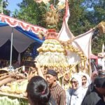 Ribuan warga memadati tradisi Jolenan di Desa Kemetul, Kecamatan Susukan, Kabupaten Semarang, Sabtu (18/7/2026). Masyarakat mengarak gunungan hasil bumi sebagai wujud syukur atas panen raya yang melimpah sekaligus melestarikan budaya Jawa. Tradisi tahunan bertema Ketahanan Pangan itu diakhiri dengan perebutan hasil bumi yang menjadi daya tarik utama dan diharapkan berkembang sebagai destinasi wisata budaya