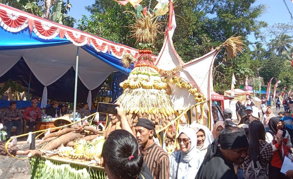 Ribuan warga memadati tradisi Jolenan di Desa Kemetul, Kecamatan Susukan, Kabupaten Semarang, Sabtu (18/7/2026). Masyarakat mengarak gunungan hasil bumi sebagai wujud syukur atas panen raya yang melimpah sekaligus melestarikan budaya Jawa. Tradisi tahunan bertema Ketahanan Pangan itu diakhiri dengan perebutan hasil bumi yang menjadi daya tarik utama dan diharapkan berkembang sebagai destinasi wisata budaya