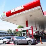 Pertamina Patra Niaga Regional Jawa Bagian Tengah memastikan antrean kendaraan di sejumlah SPBU Jawa Tengah dan DIY tidak disebabkan kelangkaan Biosolar. Stok Biosolar tercatat mencapai 13,5 kali konsumsi harian normal dan Pertalite 11,5 kali, sementara perusahaan memantau persediaan secara real-time serta mengirim pasokan tambahan dari depot terdekat saat stok menurun.
