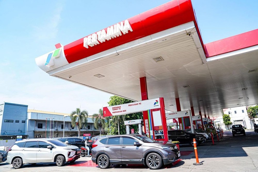 Pertamina Patra Niaga Regional Jawa Bagian Tengah memastikan antrean kendaraan di sejumlah SPBU Jawa Tengah dan DIY tidak disebabkan kelangkaan Biosolar. Stok Biosolar tercatat mencapai 13,5 kali konsumsi harian normal dan Pertalite 11,5 kali, sementara perusahaan memantau persediaan secara real-time serta mengirim pasokan tambahan dari depot terdekat saat stok menurun.