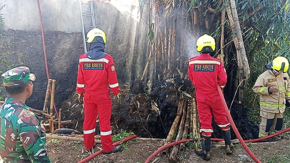 Rumpun bambu di belakang rumah warga di RT 03 RW 06, Kelurahan Tegalrejo, Kecamatan Argomulyo, Kota Salatiga, terbakar pada Rabu (8/7/2026) sekitar pukul 09.00 WIB. Api diduga berasal dari pembakaran ban sepeda motor bekas di dekat lokasi, lalu berhasil dipadamkan oleh Damkar Kota Salatiga bersama aparat dan warga tanpa menimbulkan korban jiwa.