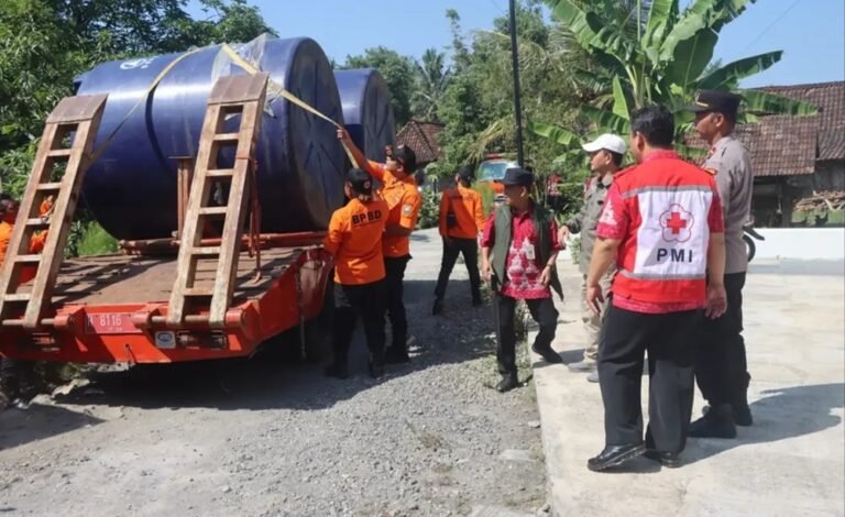 BPBD Kabupaten Semarang menyalurkan tandon dan 3.000 liter air bersih ke Desa Bantal dan Plumutan, Bancak, untuk menghadapi musim kemarau 2026.