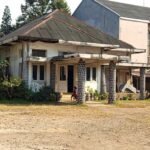 Menjelang Hari Jadi Ke-1276 Kota Salatiga, upaya Pemerintah Kota Salatiga melestarikan Gedung Pakuwon, bangunan cagar budaya yang menjadi lokasi bersejarah Perjanjian Salatiga 1757, masih terkendala komunikasi dengan pemilik yang berdomisili di Semarang. Hingga Selasa (21/7/2026), Disbudpar belum memperoleh respons atas permohonan audiensi sehingga pemerintah berencana menggandeng Pemkot Semarang untuk memfasilitasi pertemuan, sembari menyiapkan langkah pelestarian agar nilai sejarah bangunan tetap terjaga.