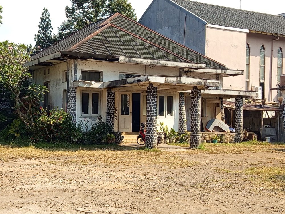 Menjelang Hari Jadi Ke-1276 Kota Salatiga, upaya Pemerintah Kota Salatiga melestarikan Gedung Pakuwon, bangunan cagar budaya yang menjadi lokasi bersejarah Perjanjian Salatiga 1757, masih terkendala komunikasi dengan pemilik yang berdomisili di Semarang. Hingga Selasa (21/7/2026), Disbudpar belum memperoleh respons atas permohonan audiensi sehingga pemerintah berencana menggandeng Pemkot Semarang untuk memfasilitasi pertemuan, sembari menyiapkan langkah pelestarian agar nilai sejarah bangunan tetap terjaga.