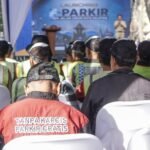 Pemerintah Kota Salatiga resmi melakukan soft launching parkir elektronik di Jalan Monginsidi, Senin (27/7/2026), sebagai langkah mempercepat transformasi digital layanan publik. Program hasil kolaborasi dengan Bank Jateng ini menghadirkan sistem pembayaran retribusi parkir non-tunai untuk meningkatkan transparansi, akuntabilitas, efisiensi, dan optimalisasi Pendapatan Asli Daerah (PAD). Uji coba dimulai di dua ruas jalan sebelum diperluas ke 20 titik pada Oktober 2026 dan ditargetkan menjangkau sekitar 120 titik parkir pada awal 2027.