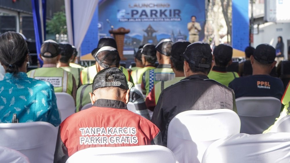 Pemerintah Kota Salatiga resmi melakukan soft launching parkir elektronik di Jalan Monginsidi, Senin (27/7/2026), sebagai langkah mempercepat transformasi digital layanan publik. Program hasil kolaborasi dengan Bank Jateng ini menghadirkan sistem pembayaran retribusi parkir non-tunai untuk meningkatkan transparansi, akuntabilitas, efisiensi, dan optimalisasi Pendapatan Asli Daerah (PAD). Uji coba dimulai di dua ruas jalan sebelum diperluas ke 20 titik pada Oktober 2026 dan ditargetkan menjangkau sekitar 120 titik parkir pada awal 2027.
