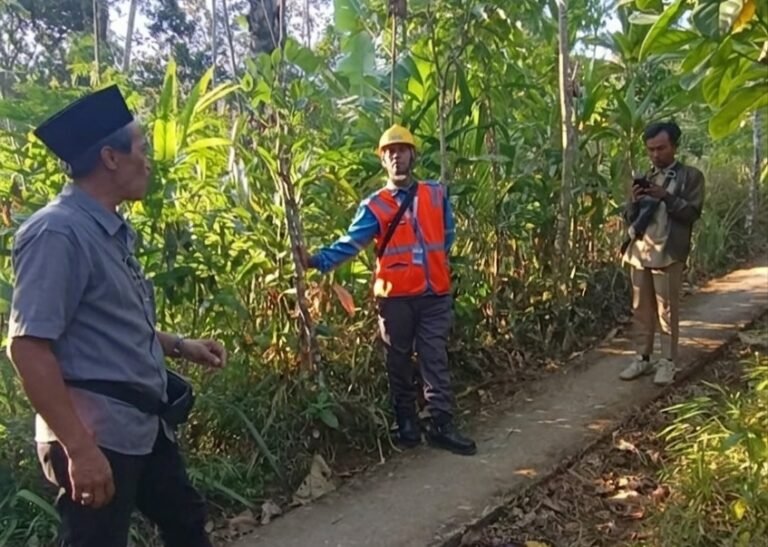 Pemerintah Kabupaten Semarang memastikan rumah pasangan lansia Muhroji (73) dan Munarti (65) di Dusun Rejowinangun, Desa Pledokan, Kecamatan Sumowono, segera mendapatkan sambungan listrik setelah sekitar 20 tahun hidup tanpa aliran listrik. Bupati Semarang Ngesti Nugraha telah mengoordinasikan percepatan pemasangan bersama Pemerintah Kecamatan Sumowono dan PLN, termasuk pembangunan trafo baru serta penyelesaian administrasi agar kebutuhan dasar warga segera terpenuhi.