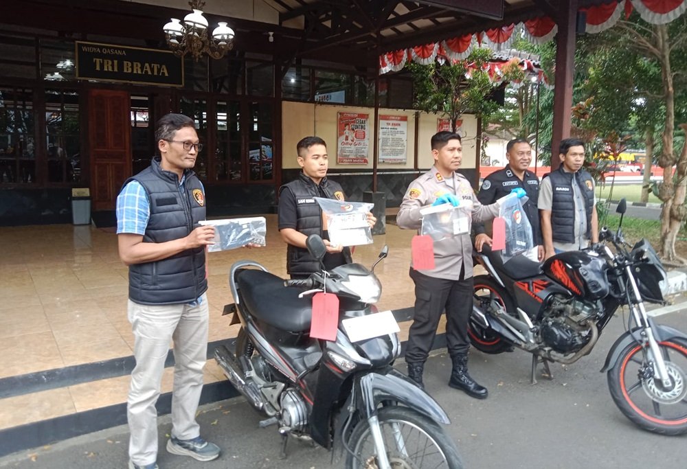 Satreskrim Polres Salatiga menangkap GR (50), buruh harian lepas asal Kabupaten Semarang, yang diduga berulang kali melakukan pencurian kendaraan bermotor. Pelaku diamankan di Banyudono, Boyolali, pada Jumat (18/7/2026) setelah penyelidikan atas laporan kehilangan Honda Supra 125 milik warga Kumpulrejo, Argomulyo, Salatiga. Polisi menyita sepeda motor korban beserta sejumlah barang bukti dan kini masih mengembangkan kasus untuk mengungkap dugaan aksi pencurian lain di wilayah Salatiga.