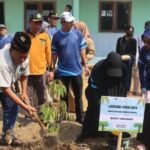 Kementerian Agama Kabupaten Semarang meluncurkan Program Pohon Cinta secara serentak di seluruh Kantor Urusan Agama (KUA), Selasa (14/7/2026), dengan mewajibkan setiap calon pengantin menanam sedikitnya satu pohon. Program yang menjadi bagian dari implementasi Ekoteologi ini bertujuan mendorong pelestarian lingkungan, memperkuat nilai keagamaan, sekaligus mendukung penghijauan di Kabupaten Semarang. Hingga kini, sekitar 6.600 bibit pohon telah ditanam melalui program tersebut.