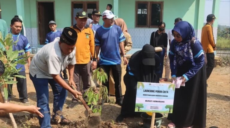 Kementerian Agama Kabupaten Semarang meluncurkan Program Pohon Cinta secara serentak di seluruh Kantor Urusan Agama (KUA), Selasa (14/7/2026), dengan mewajibkan setiap calon pengantin menanam sedikitnya satu pohon. Program yang menjadi bagian dari implementasi Ekoteologi ini bertujuan mendorong pelestarian lingkungan, memperkuat nilai keagamaan, sekaligus mendukung penghijauan di Kabupaten Semarang. Hingga kini, sekitar 6.600 bibit pohon telah ditanam melalui program tersebut.