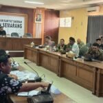 PT Mitra Anugerah Bumi Agung berkomitmen memperbaiki jalan rusak di Desa Tlompakan, Kecamatan Tuntang, Kabupaten Semarang, mulai 12 Juli 2026 setelah audiensi dengan warga dan DPRD Kabupaten Semarang, Jumat (3/7/2026). Warga juga menuntut pembatasan jam operasi, kelayakan armada, perbaikan drainase, dan rambu keselamatan. DPRD akan mendorong penghentian sementara tambang bila komitmen tidak direalisasikan.