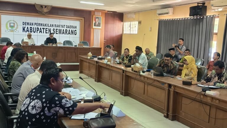 PT Mitra Anugerah Bumi Agung berkomitmen memperbaiki jalan rusak di Desa Tlompakan, Kecamatan Tuntang, Kabupaten Semarang, mulai 12 Juli 2026 setelah audiensi dengan warga dan DPRD Kabupaten Semarang, Jumat (3/7/2026). Warga juga menuntut pembatasan jam operasi, kelayakan armada, perbaikan drainase, dan rambu keselamatan. DPRD akan mendorong penghentian sementara tambang bila komitmen tidak direalisasikan.