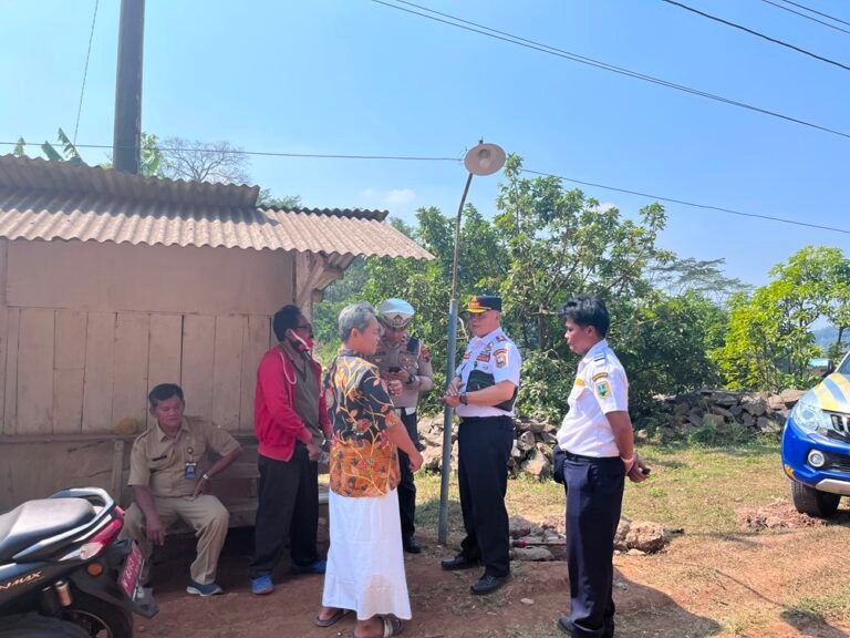Dinas Perhubungan Kabupaten Semarang bersama Satlantas Polres Semarang melakukan monitoring operasional angkutan galian C milik PT Mitra Anugerah Bumi Agung (MABA) di Desa Delik, Kecamatan Tuntang, Senin (13/7/2026). Dalam inspeksi tersebut, petugas menemukan sejumlah truk yang belum memenuhi persyaratan laik jalan. Pengusaha tambang diberi peringatan untuk melengkapi persyaratan teknis dan administrasi kendaraan, serta diminta mengoptimalkan penyiraman jalan, penggunaan terpal, dan pengaturan lalu lintas guna mengurangi dampak terhadap masyarakat.
