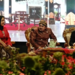Forkopimda Kabupaten Semarang tampil sebagai pemain ketoprak bertajuk "Rebut Kembar Mayang" pada puncak peringatan HUT ke-35 DPD Permadani Kabupaten Semarang di GOR Pandanaran Wujil, Kecamatan Bergas, Sabtu (25/7/2026) malam. Ngesti Nugraha bersama jajaran pimpinan daerah turun langsung ke panggung sebagai bentuk dukungan terhadap pelestarian budaya Jawa sekaligus mengajak generasi muda menjaga bahasa, tata krama, dan nilai-nilai luhur budaya melalui seni tradisional
