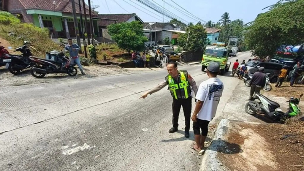 Sebuah truk bernomor polisi N 9906 UE diduga gagal menanjak dan mengalami kecelakaan di Jalan Raya Karanggede, Dusun Bawangan, Desa Reksosari, Kecamatan Suruh, Kabupaten Semarang, Rabu (29/7/2026) sekitar pukul 11.20 WIB. Truk yang melaju dari Klego menuju Salatiga itu mundur setelah kehilangan tekanan angin pada kompresor, diduga menyenggol sepeda motor sebelum menghantam bangunan. Polisi masih menyelidiki penyebab pasti kecelakaan dan mendata dampak yang ditimbulkan.