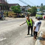 Sebuah truk bernomor polisi N 9906 UE diduga gagal menanjak dan mengalami kecelakaan di Jalan Raya Karanggede, Dusun Bawangan, Desa Reksosari, Kecamatan Suruh, Kabupaten Semarang, Rabu (29/7/2026) sekitar pukul 11.20 WIB. Truk yang melaju dari Klego menuju Salatiga itu mundur setelah kehilangan tekanan angin pada kompresor, diduga menyenggol sepeda motor sebelum menghantam bangunan. Polisi masih menyelidiki penyebab pasti kecelakaan dan mendata dampak yang ditimbulkan.