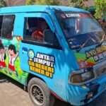 SD Negeri Bener 01 di Kecamatan Tengaran, Kabupaten Semarang, menyediakan layanan mobil antar pulang bagi siswa menggunakan bekas angkot yang dibeli dari hasil patungan guru. Program yang mulai berjalan sejak Juni 2026 ini bertujuan membantu orang tua yang kesulitan menjemput anak sekaligus meningkatkan keselamatan siswa karena lokasi sekolah berada di tepi Jalan Raya Semarang–Solo yang padat lalu lintas.