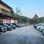 Rest Area Pendopo KM 456 Tol Semarang–Solo di Pabelan, Kabupaten Semarang, dipadati pengunjung pada Minggu (12/7/2026) bertepatan dengan hari terakhir libur sekolah. Ribuan pengguna jalan tol memanfaatkan rest area untuk beristirahat, menikmati kuliner UMKM, dan menggunakan berbagai fasilitas, sementara pengelola mencatat lonjakan sekitar 5.000 pengunjung di masing-masing sisi A dan B selama masa liburan.
