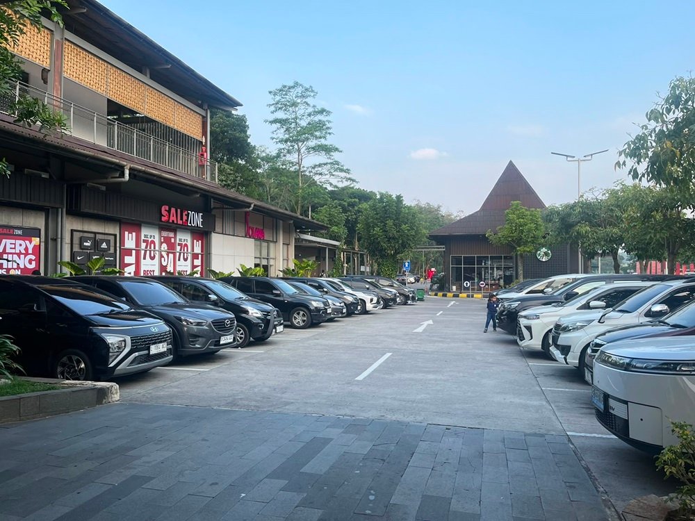 Rest Area Pendopo KM 456 Tol Semarang–Solo di Pabelan, Kabupaten Semarang, dipadati pengunjung pada Minggu (12/7/2026) bertepatan dengan hari terakhir libur sekolah. Ribuan pengguna jalan tol memanfaatkan rest area untuk beristirahat, menikmati kuliner UMKM, dan menggunakan berbagai fasilitas, sementara pengelola mencatat lonjakan sekitar 5.000 pengunjung di masing-masing sisi A dan B selama masa liburan.