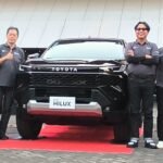 Toyota Astra Motor memperkenalkan New Hilux dan Hilux Battery Electric Vehicle (BEV) pada acara Sultan Diesel di halaman Kantor Gubernuran Semarang, Sabtu (25/7/2026). Peluncuran ini menjadi bagian dari strategi multi-pathway Toyota dengan menghadirkan pilihan kendaraan diesel dan listrik sesuai kebutuhan pelanggan. New Hilux dibekali mesin diesel 2.800 cc bertenaga 201 hp dan torsi 500 Nm, sementara Hilux BEV ditujukan bagi perusahaan yang mulai beralih ke kendaraan rendah emisi. Toyota juga mencatat antusiasme pasar dengan sekitar 40 surat pemesanan kendaraan (SPK) sebelum peluncuran resmi.