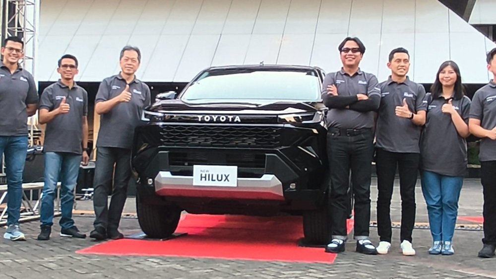Toyota Astra Motor memperkenalkan New Hilux dan Hilux Battery Electric Vehicle (BEV) pada acara Sultan Diesel di halaman Kantor Gubernuran Semarang, Sabtu (25/7/2026). Peluncuran ini menjadi bagian dari strategi multi-pathway Toyota dengan menghadirkan pilihan kendaraan diesel dan listrik sesuai kebutuhan pelanggan. New Hilux dibekali mesin diesel 2.800 cc bertenaga 201 hp dan torsi 500 Nm, sementara Hilux BEV ditujukan bagi perusahaan yang mulai beralih ke kendaraan rendah emisi. Toyota juga mencatat antusiasme pasar dengan sekitar 40 surat pemesanan kendaraan (SPK) sebelum peluncuran resmi.