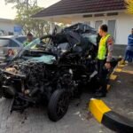 Kecelakaan lalu lintas terjadi di Jalan Tol Bawen–Salatiga Km 452+800 Jalur A, wilayah Kauman Kidul, Sidorejo, Kota Salatiga, Senin (13/7/2026). Sebuah Toyota Innova menabrak bagian belakang truk tronton saat diduga hendak mendahului dari lajur kanan. Akibat kejadian tersebut, pengemudi Innova mengalami luka berat dan menjalani perawatan intensif di rumah sakit, sementara polisi masih menyelidiki penyebab pasti kecelakaan.