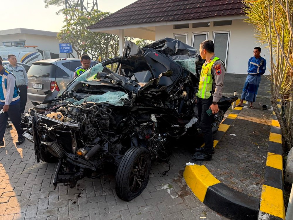 Kecelakaan lalu lintas terjadi di Jalan Tol Bawen–Salatiga Km 452+800 Jalur A, wilayah Kauman Kidul, Sidorejo, Kota Salatiga, Senin (13/7/2026). Sebuah Toyota Innova menabrak bagian belakang truk tronton saat diduga hendak mendahului dari lajur kanan. Akibat kejadian tersebut, pengemudi Innova mengalami luka berat dan menjalani perawatan intensif di rumah sakit, sementara polisi masih menyelidiki penyebab pasti kecelakaan.