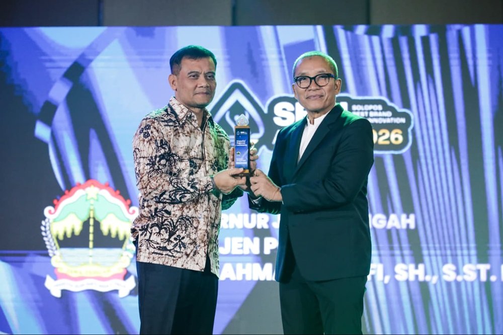 Gubernur Jawa Tengah Ahmad Luthfi menerima penghargaan Impactful Regional Leadership pada ajang Solopos Best Brand & Innovation Award 2026 di The Alana Solo, Kabupaten Karanganyar, Jumat (17/7/2026). Penghargaan diberikan sebagai apresiasi atas kepemimpinannya dalam mendorong investasi, memperluas lapangan kerja, memperkuat UMKM, serta mewujudkan pembangunan kolaboratif yang berdampak bagi masyarakat Jawa Tengah.