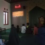Belasan remaja masjid dari Perumahan Taman Manunggal Asri Tugu Bener, Tengaran, menggelar nonton bareng film inspiratif Bilal bin Rabah di Masjid Al Ikhlas, Jumat (3/7/2026). Kegiatan perdana yang digagas Ugema ini diisi salat Magrib dan pembagian doorprize untuk mempererat kebersamaan sekaligus mengajak pelajar mengisi liburan sekolah dengan aktivitas positif.