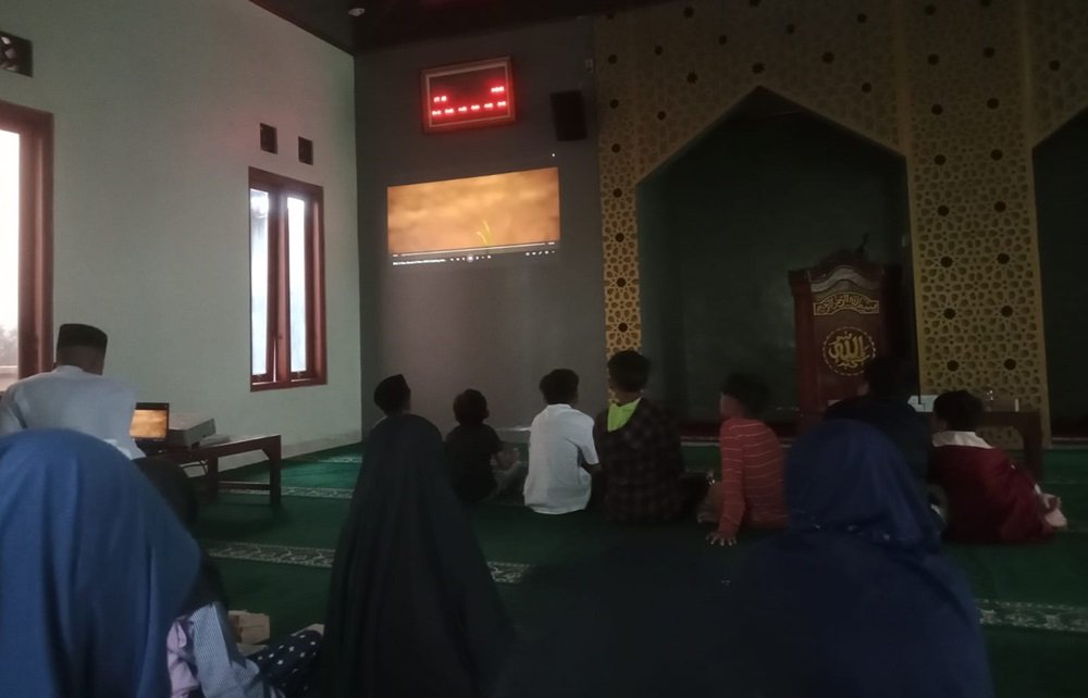 Belasan remaja masjid dari Perumahan Taman Manunggal Asri Tugu Bener, Tengaran, menggelar nonton bareng film inspiratif Bilal bin Rabah di Masjid Al Ikhlas, Jumat (3/7/2026). Kegiatan perdana yang digagas Ugema ini diisi salat Magrib dan pembagian doorprize untuk mempererat kebersamaan sekaligus mengajak pelajar mengisi liburan sekolah dengan aktivitas positif.