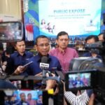 BPJS Kesehatan mencatat kepesertaan JKN mencapai 282,7 juta jiwa atau 98,62 persen penduduk Indonesia hingga akhir 2025. Dalam Public Expose Laporan Pengelolaan Program dan Laporan Keuangan 2025, Direktur Utama Prihati Pujowaskito menyebut layanan kesehatan dimanfaatkan 725,3 juta kali, didukung penguatan layanan digital, jaringan fasilitas kesehatan, serta kondisi Dana Jaminan Sosial yang tetap sehat untuk menopang SDM produktif.