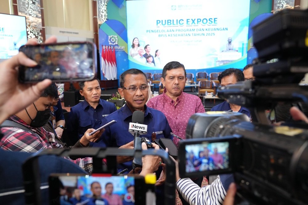 BPJS Kesehatan mencatat kepesertaan JKN mencapai 282,7 juta jiwa atau 98,62 persen penduduk Indonesia hingga akhir 2025. Dalam Public Expose Laporan Pengelolaan Program dan Laporan Keuangan 2025, Direktur Utama Prihati Pujowaskito menyebut layanan kesehatan dimanfaatkan 725,3 juta kali, didukung penguatan layanan digital, jaringan fasilitas kesehatan, serta kondisi Dana Jaminan Sosial yang tetap sehat untuk menopang SDM produktif.