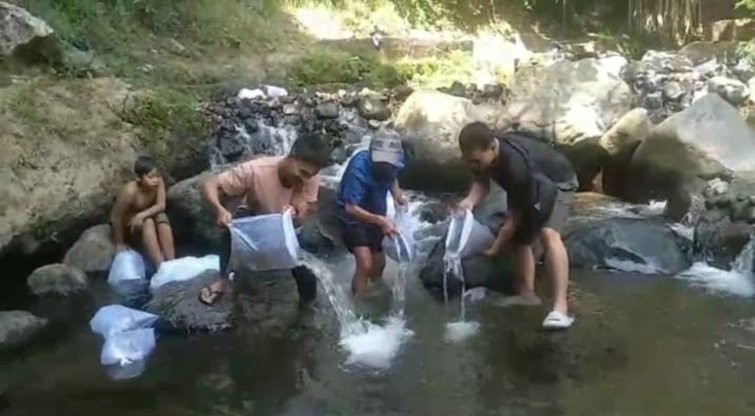 Puluhan remaja Pecinta dan Pelestari Alam Tengaran menebar 1.900 bibit ikan di aliran Sungai Serang, Kecamatan Tengaran, Kabupaten Semarang, Minggu (5/7/2026). Aksi yang digagas Ketua RW 02 Dukuh Krajan, Sowam Ahmadi, menggunakan donasi warga untuk memulihkan ekosistem pascapencemaran limbah sekaligus mengedukasi generasi muda agar menjaga kelestarian sungai.