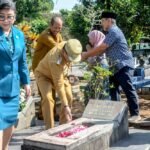 Wali Kota Salatiga bersama Ketua DPRD, Sekretaris Daerah, Ketua Tim Penggerak PKK, dan jajaran Organisasi Perangkat Daerah (OPD) melaksanakan ziarah ke makam para mantan Wali Kota Salatiga pada Senin (21/7/2026) sebagai rangkaian peringatan Hari Jadi Ke-1276 Kota Salatiga. Ziarah dilakukan di TPU Ngemplak dan Makam Sidomulyo untuk mendoakan serta memberikan penghormatan kepada almarhum John Manuel Manoppo dan Letkol Soegiman atas jasa dan pengabdian mereka dalam membangun Kota Salatiga