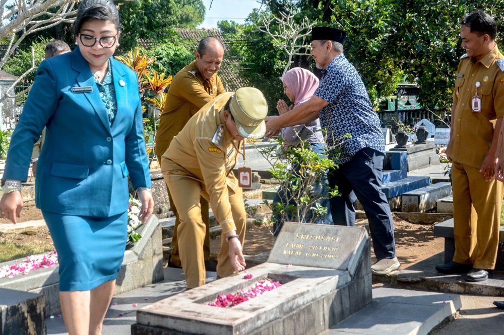Wali Kota Salatiga bersama Ketua DPRD, Sekretaris Daerah, Ketua Tim Penggerak PKK, dan jajaran Organisasi Perangkat Daerah (OPD) melaksanakan ziarah ke makam para mantan Wali Kota Salatiga pada Senin (21/7/2026) sebagai rangkaian peringatan Hari Jadi Ke-1276 Kota Salatiga. Ziarah dilakukan di TPU Ngemplak dan Makam Sidomulyo untuk mendoakan serta memberikan penghormatan kepada almarhum John Manuel Manoppo dan Letkol Soegiman atas jasa dan pengabdian mereka dalam membangun Kota Salatiga