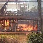 Dua rumah warga milik Asfiah dan Tumadi di Dusun Cabean Kulon, Desa Karangduren, Kecamatan Tengaran, Kabupaten Semarang, hangus terbakar pada Rabu (8/7/2026) sekitar pukul 11.30 WIB. Kebakaran diduga dipicu korsleting listrik dan cepat membesar karena bangunan berbahan kayu serta tiupan angin, sebelum tiga unit mobil pemadam berhasil melokalisasi api tanpa korban jiwa maupun luka.