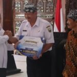 Kampung Keluarga Berkualitas Manggar Lestari di Desa Lerep, Kecamatan Ungaran Barat, Kabupaten Semarang, meraih predikat terbaik nasional 2026 berkat inovasi wisata edukatif “Super Daddy”. Penghargaan diserahkan Bupati Semarang Ngesti Nugraha kepada Kepala Desa Lerep Sumaryadi saat Harganas 2026, Rabu (8/7/2026), sebagai apresiasi atas program kebersamaan ayah dan anak yang telah diikuti sekitar 500 keluarga.