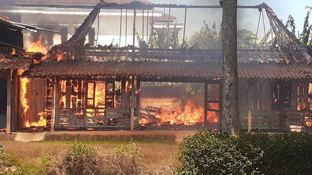 Dua rumah warga milik Asfiah dan Tumadi di Dusun Cabean Kulon, Desa Karangduren, Kecamatan Tengaran, Kabupaten Semarang, hangus terbakar pada Rabu (8/7/2026) sekitar pukul 11.30 WIB. Kebakaran diduga dipicu korsleting listrik dan cepat membesar karena bangunan berbahan kayu serta tiupan angin, sebelum tiga unit mobil pemadam berhasil melokalisasi api tanpa korban jiwa maupun luka.