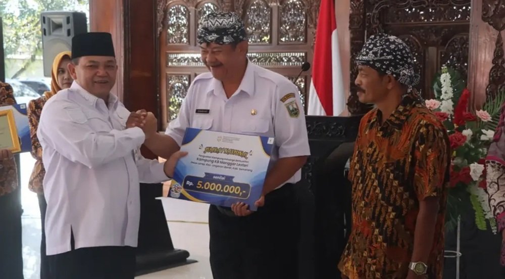Kampung Keluarga Berkualitas Manggar Lestari di Desa Lerep, Kecamatan Ungaran Barat, Kabupaten Semarang, meraih predikat terbaik nasional 2026 berkat inovasi wisata edukatif “Super Daddy”. Penghargaan diserahkan Bupati Semarang Ngesti Nugraha kepada Kepala Desa Lerep Sumaryadi saat Harganas 2026, Rabu (8/7/2026), sebagai apresiasi atas program kebersamaan ayah dan anak yang telah diikuti sekitar 500 keluarga.